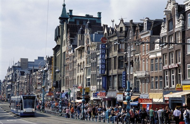 Holandia, Amsterdam Południe to nie najlepszy moment na fotografowanie tak złożonych architektonicznie elementów. Ostre cienie, kontrasty i "sprane" barwy nie dodają zdjęciu uroku. Amsterdam, Holandia, ulica Damrak.