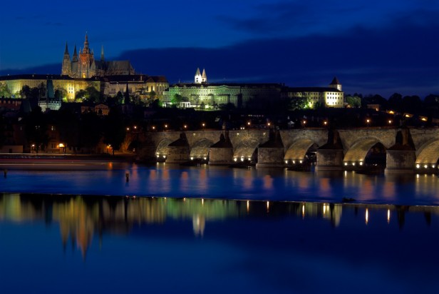 Czechy, Praga. Widok na Hradczany i Most Karola