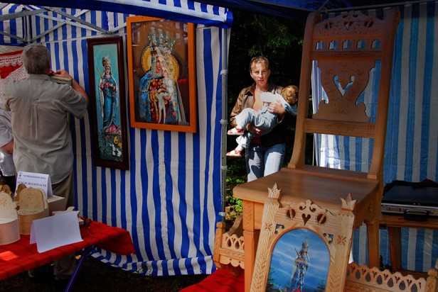 Polska, Bukowina Tatrzańska //Tego typu akcje, kiedy animator zaciąga do zabawy setki ludzi - wprost z ulicy - zdarzają się bardzo rzadko. Tym razem udało się wciągnąć zwykłych przechodniów do akcji zbiorowego oddychania. (Australia, Melbourne) //Ludowe festyny to świetne miejsca do uprawiania fotografii ulicznej. Gdy zobaczyłem ten kadr bardzo szybko zorientowałem się jak rewelacyjnie współgra ze sobą sakralny świat zamknięty w świętych obrazkach z rzeczywistością, która w postaci kobiety z dzieckiem na ręku pojawiła się, oświetlona, gdzieś za straganem. (Polska, Bukowina Tatrzańska)