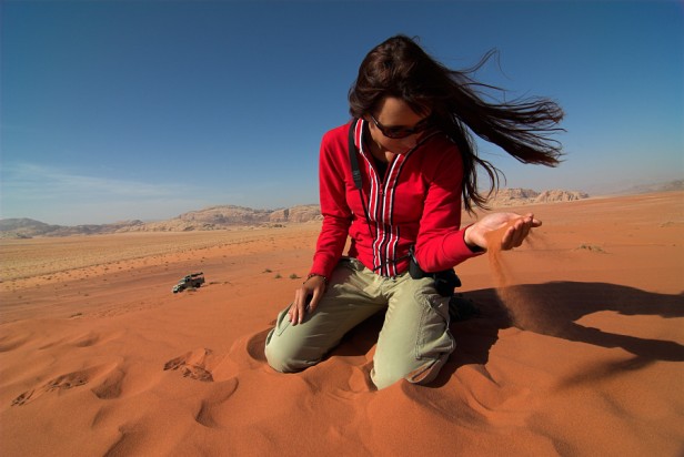 // Taka zabawa z piaskiem i aparatem na szyi zawsze kończy się tak samo - "zgrzytającym aparatem" (Jordania, pustynia Wadi Rum)// Taka zabawa z piaskiem i aparatem na szyi zawsze kończy się tak samo - "zgrzytającym aparatem" (Jordania, pustynia Wadi Rum)