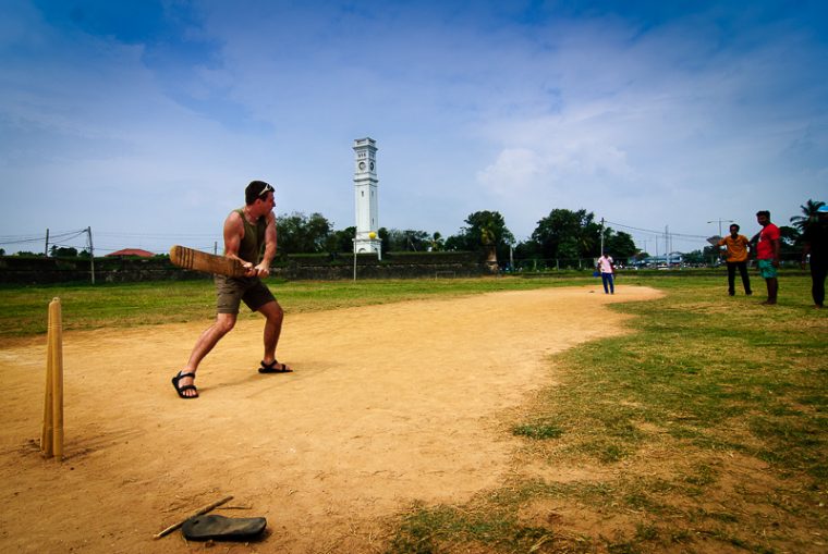 Lekcja krykieta na boisku w Matarze, na Sri Lance. 