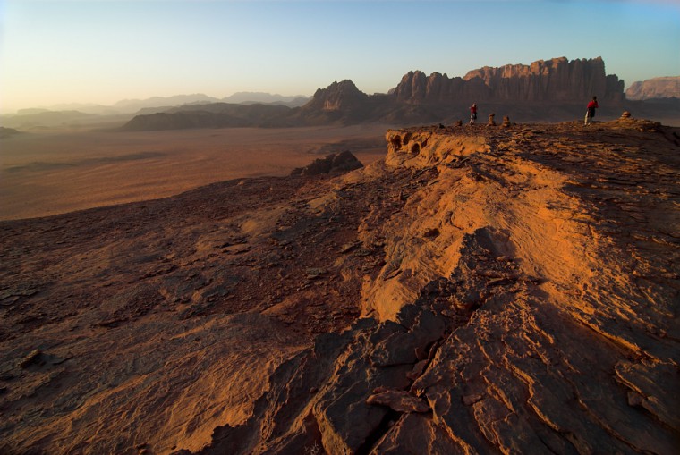 Zachód słońca nad Wadi Rum. Punkt obowiązkowy. Po zachodzie trzeba błyskawicznie schodzić na dół! 